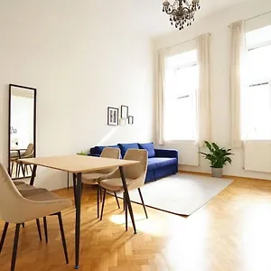 Appartamento Large Apartment Near Akh, 3 Min To Metro, Vienna