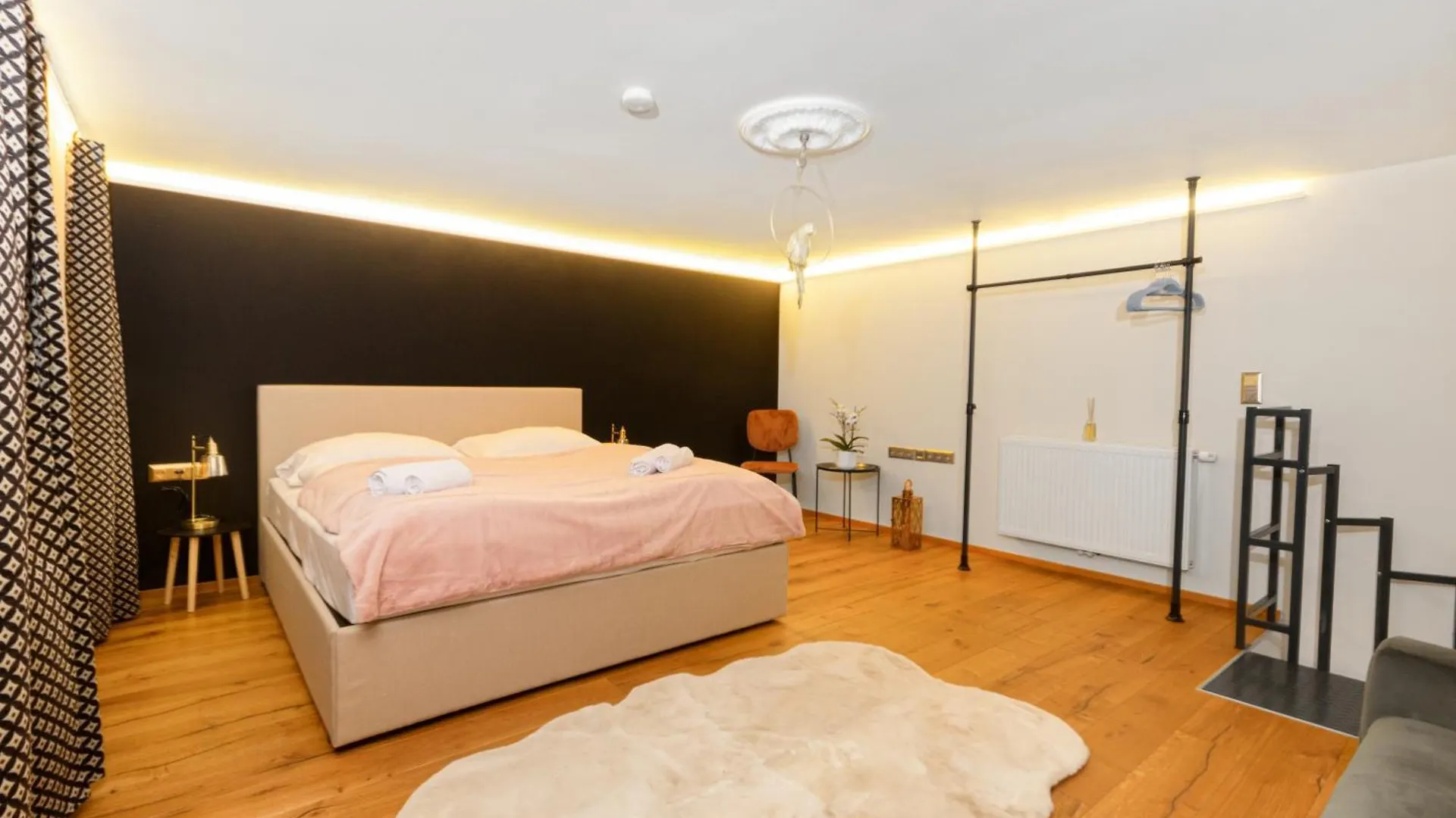 Zentral - Netflix - 2 Stoecke - Arbeitsplatz contacts